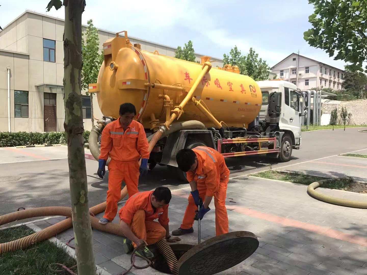 宁洱管道疏通车停在窨井附近