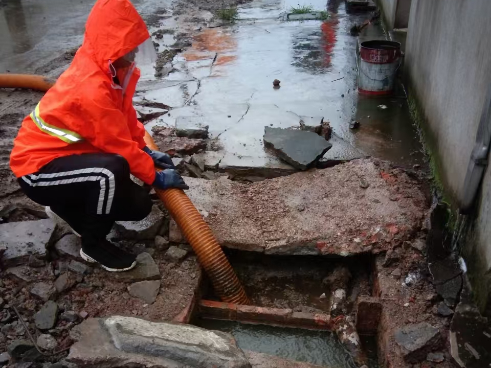 宁洱专业清理污水池 炜誉市政以规范流程守护城市 “肠道”